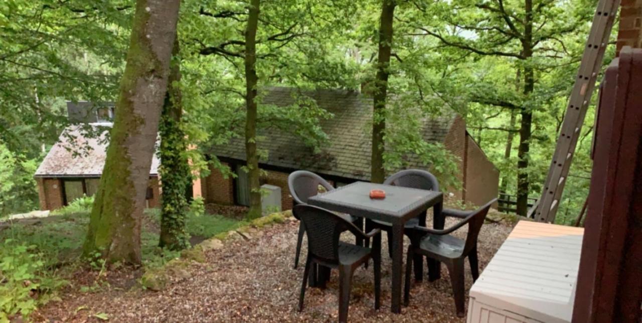 Charmant chalet dans un domaine boisé Blaimont Esterno foto